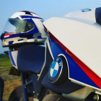 Pearl White BMW G 310 R