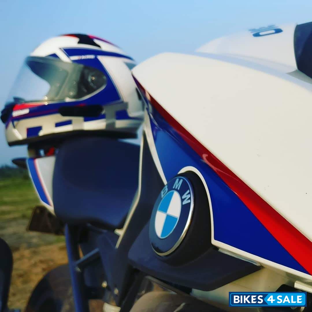 Pearl White BMW G 310 R