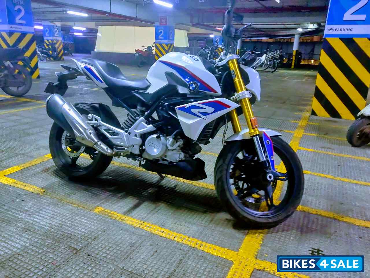 Pearl White BMW G 310 R