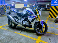 Pearl White BMW G 310 R