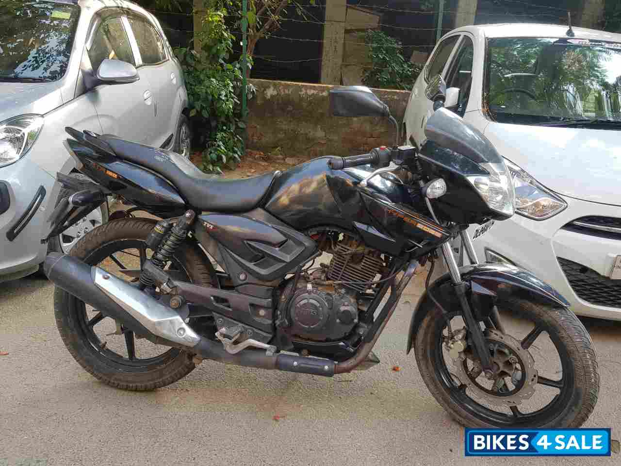 Black TVS Apache RTR 160