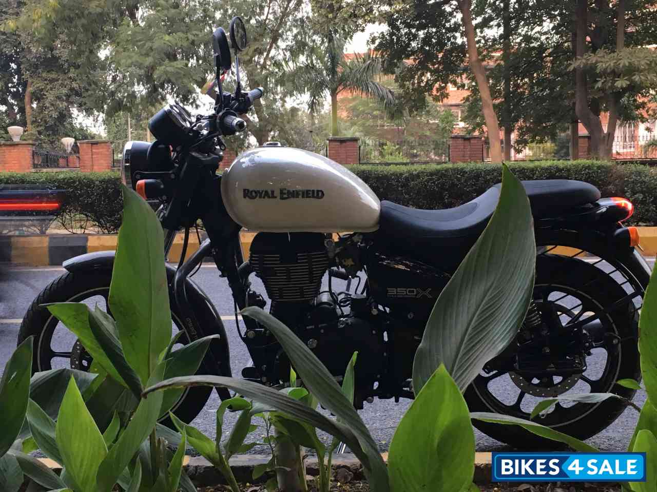 White Royal Enfield Thunderbird X 350