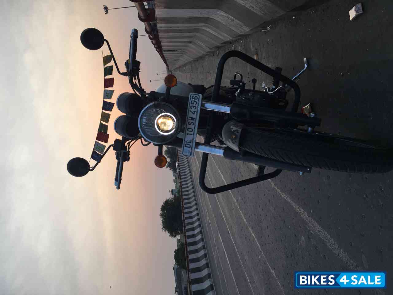 White Royal Enfield Thunderbird X 350