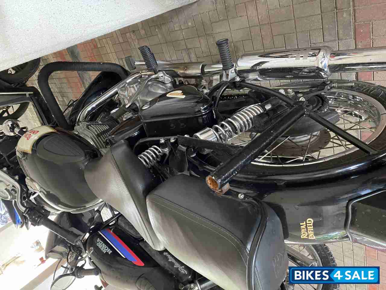 Black Royal Enfield Classic 350 BS VI