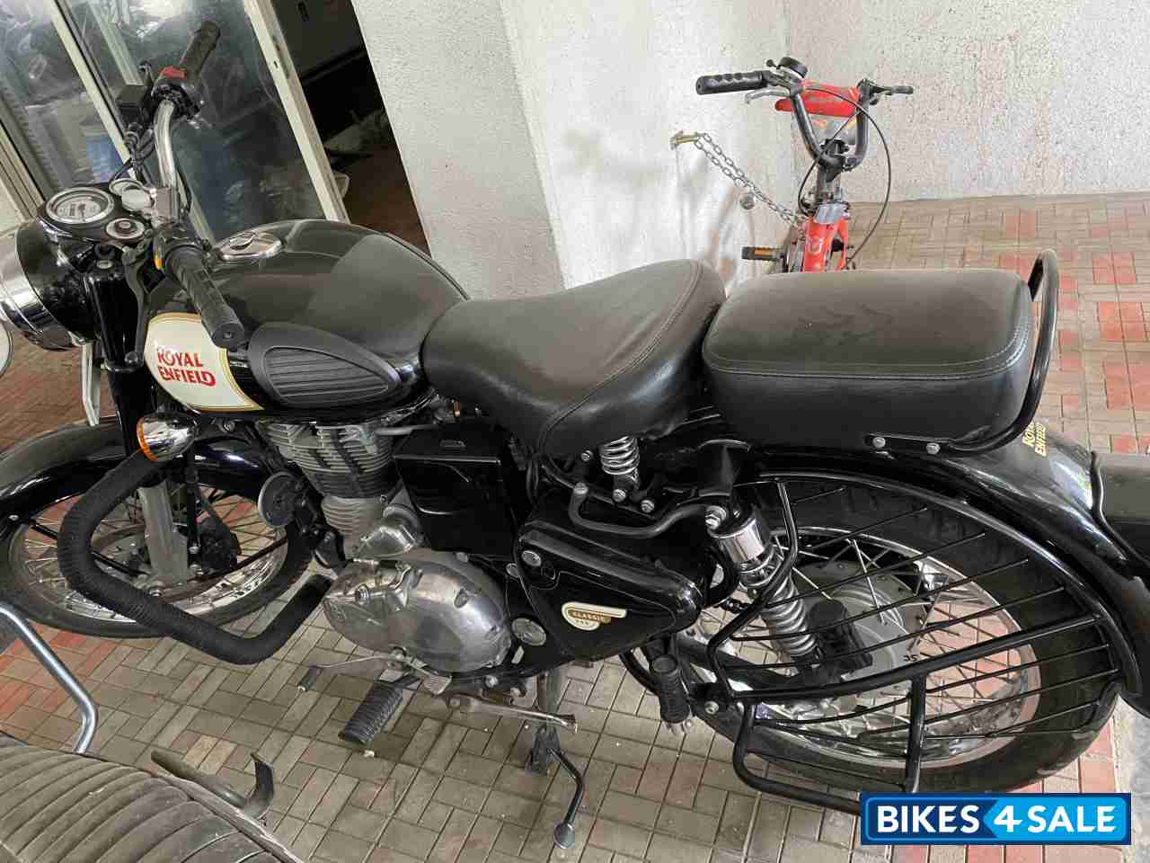 Black Royal Enfield Classic 350 BS VI