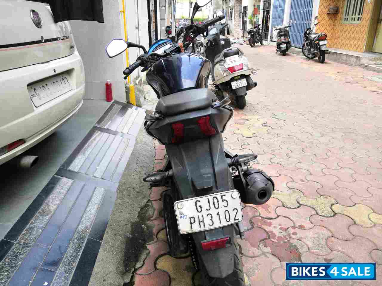 Blue Bajaj Dominar 400