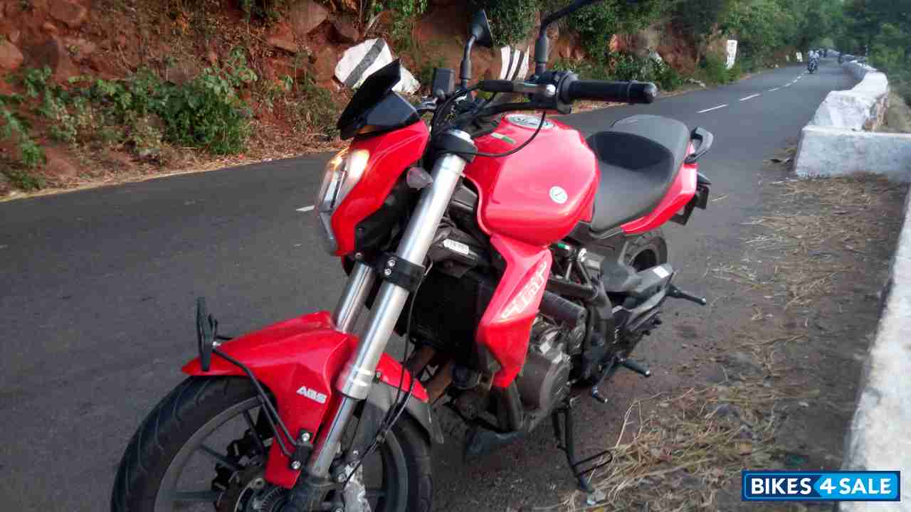 Red Benelli TNT 300