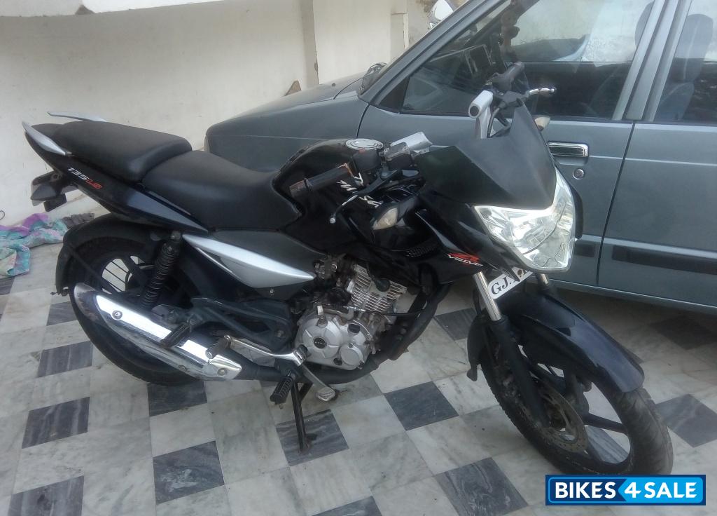 Black Bajaj Pulsar 135LS