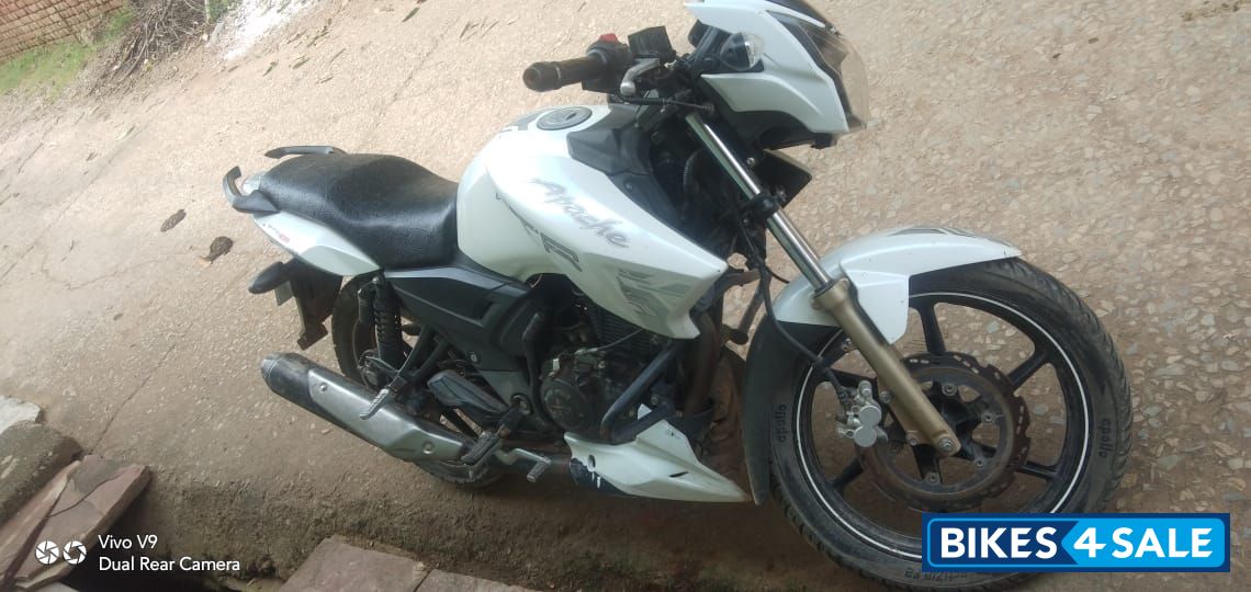 White TVS Apache RTR 180