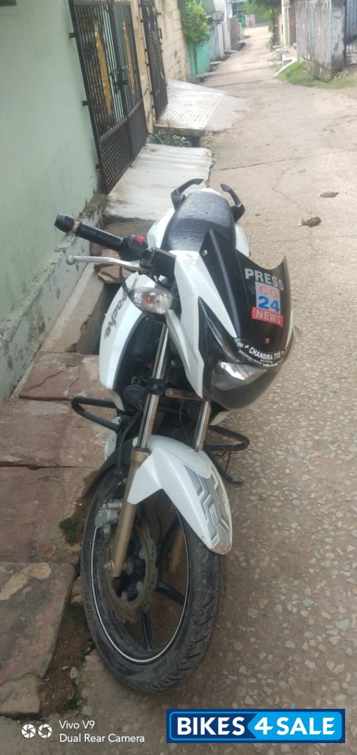White TVS Apache RTR 180