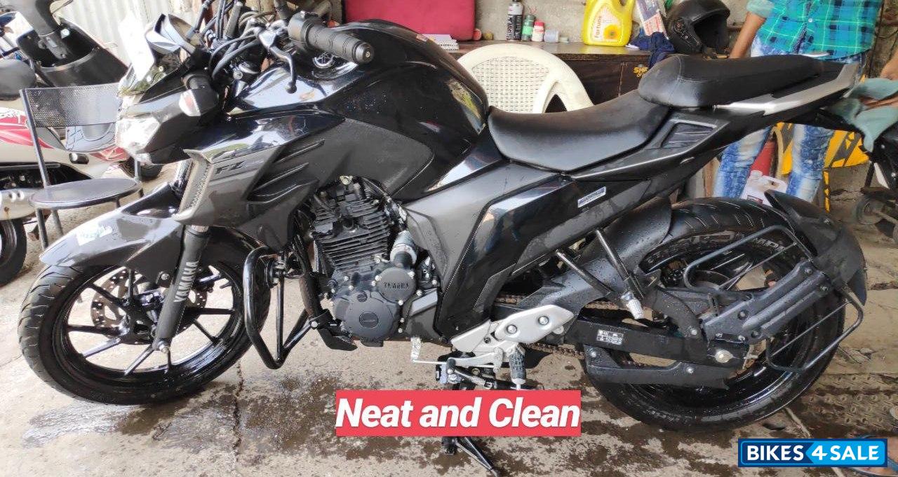 Matt+gloss Black Yamaha FZ25