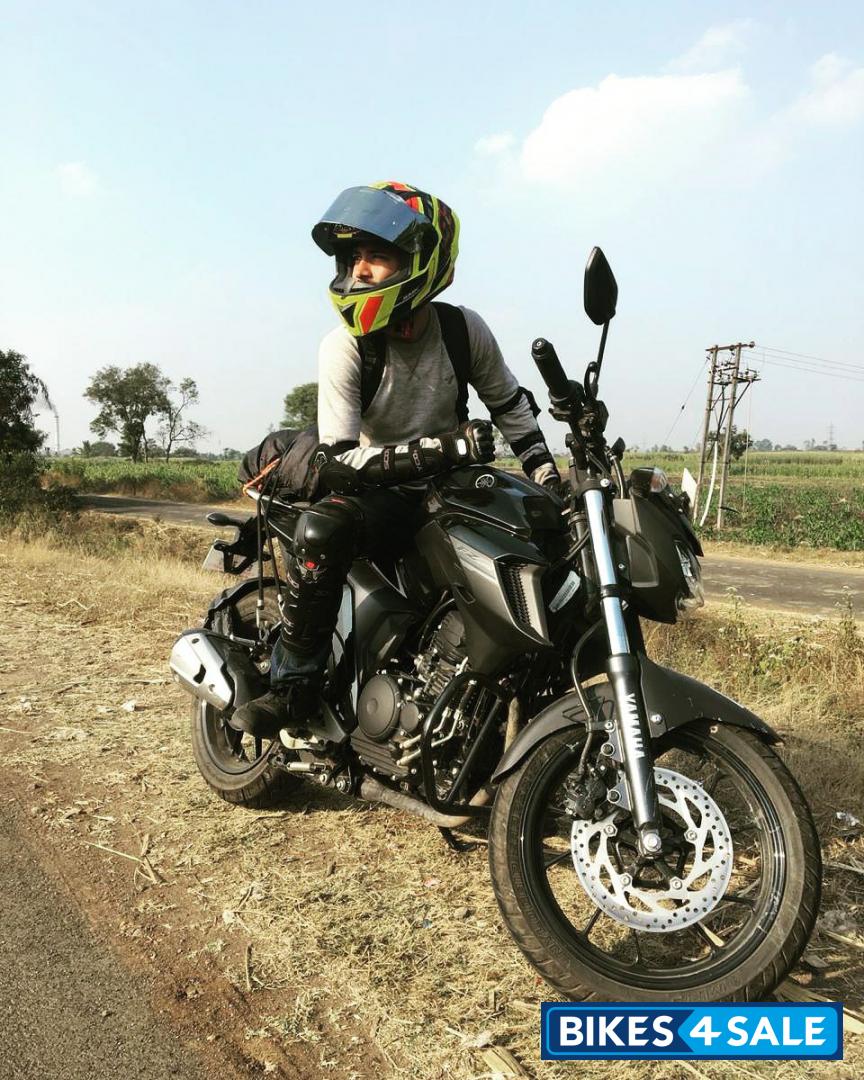 Matt+gloss Black Yamaha FZ25