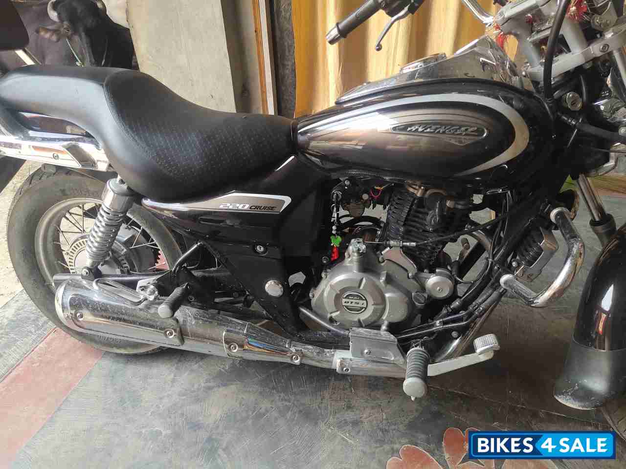Black Bajaj Avenger Cruise 220 BS6