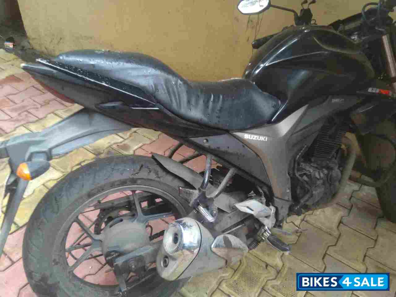 Black Suzuki Gixxer 150 Black Suzuki Gixxer 150