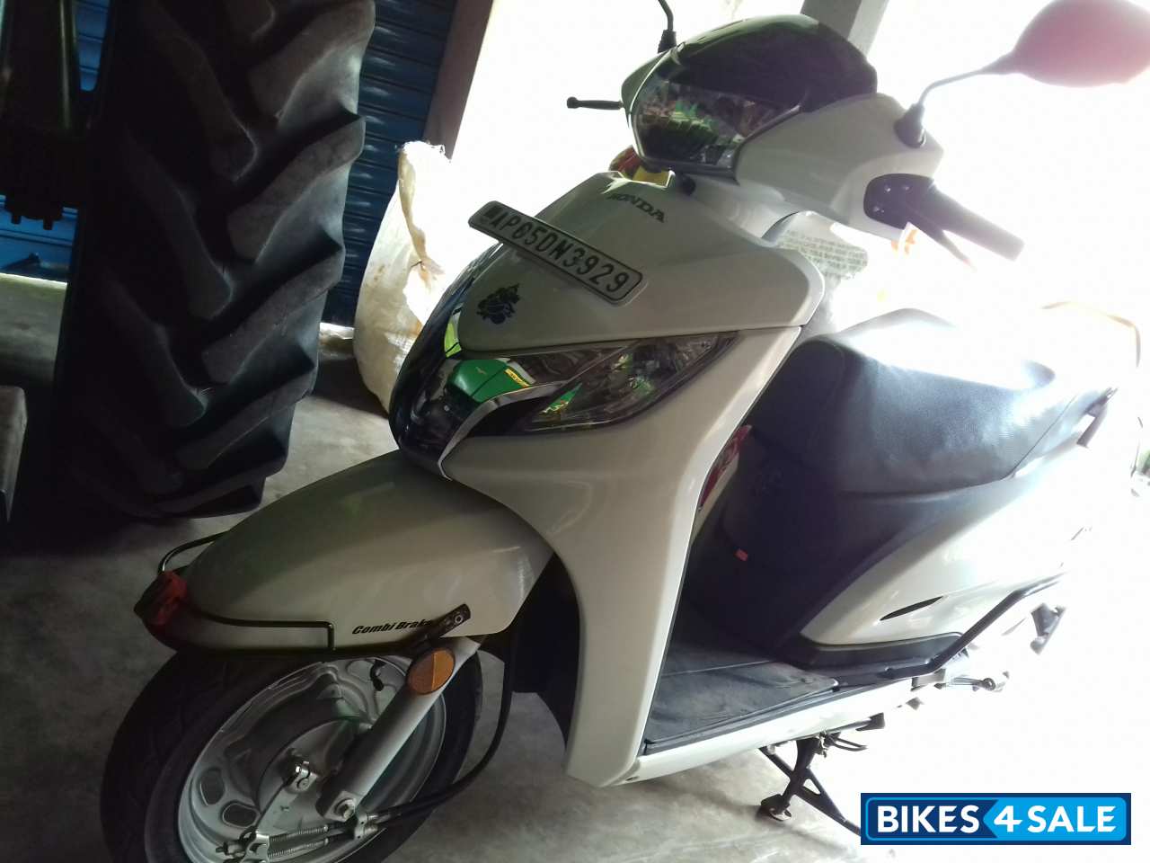 Peral White Honda Activa 125