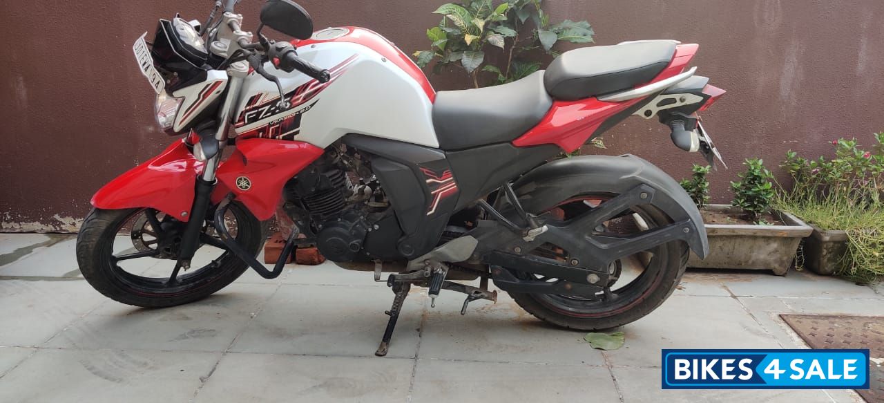 Red Yamaha FZ-S FI V2