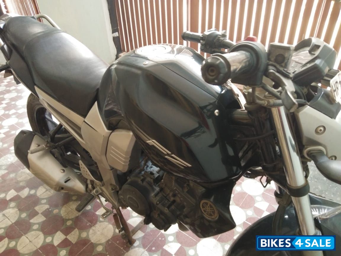 Black Yamaha FZ16