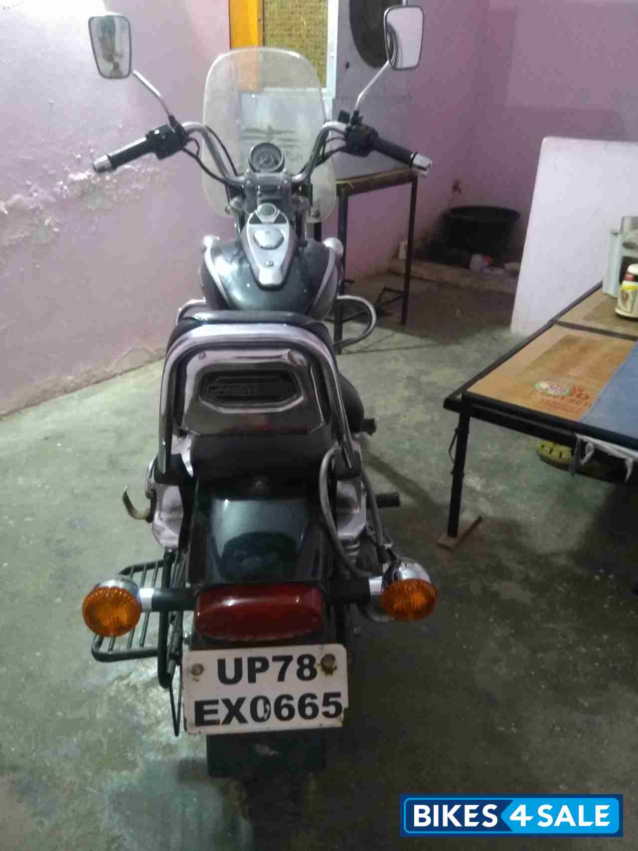 Black Bajaj Avenger Cruise 220