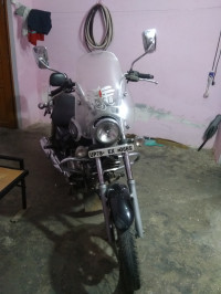 Black Bajaj Avenger Cruise 220