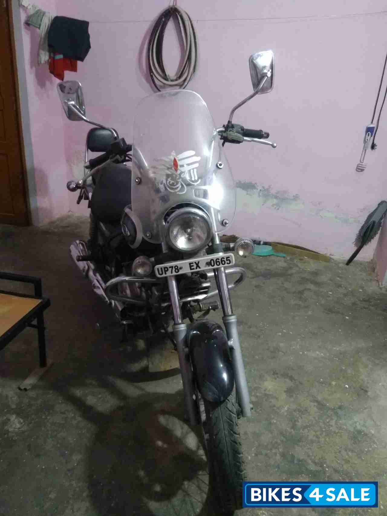 Black Bajaj Avenger Cruise 220