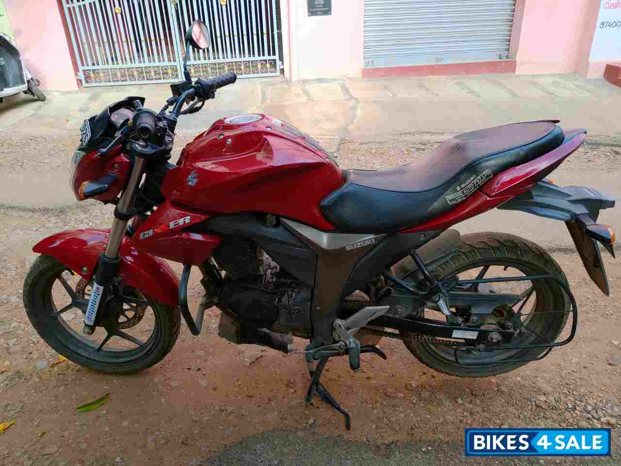 Red Suzuki Gixxer 150