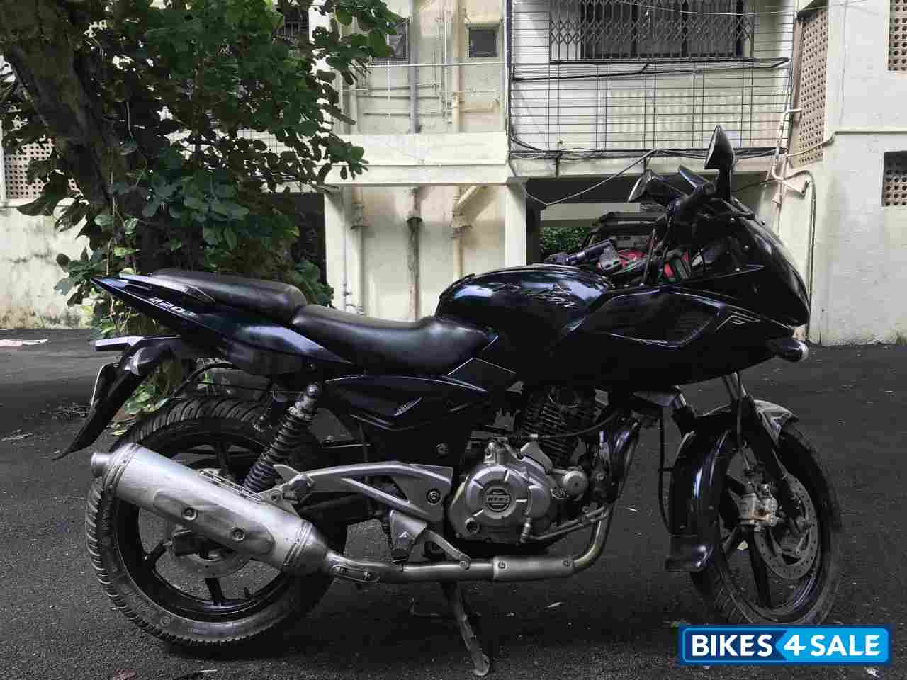 Black Bajaj Pulsar 220 DTSi