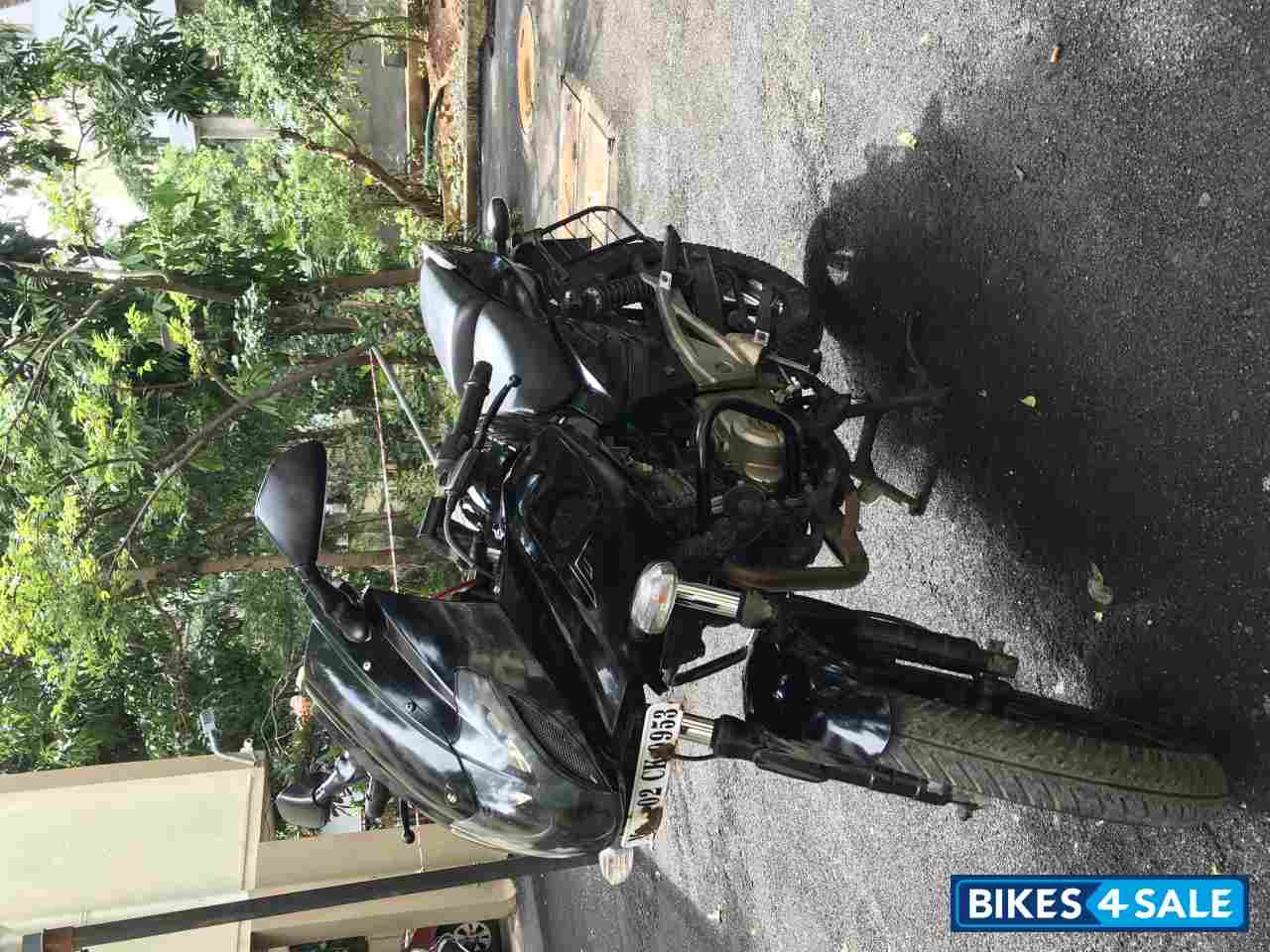 Black Bajaj Pulsar 220 DTSi