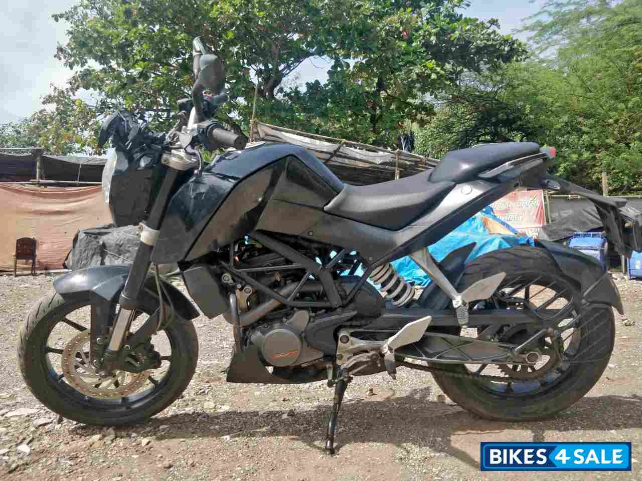 Black KTM Duke 200