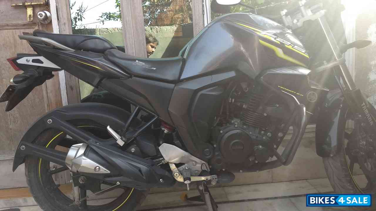 Gray Yamaha FZ1 Gray Yamaha FZ1