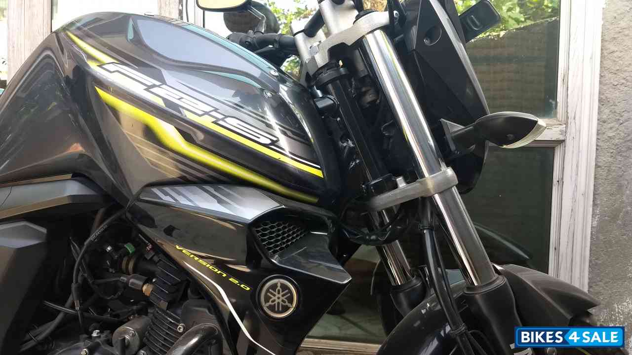 Gray Yamaha FZ1 Gray Yamaha FZ1