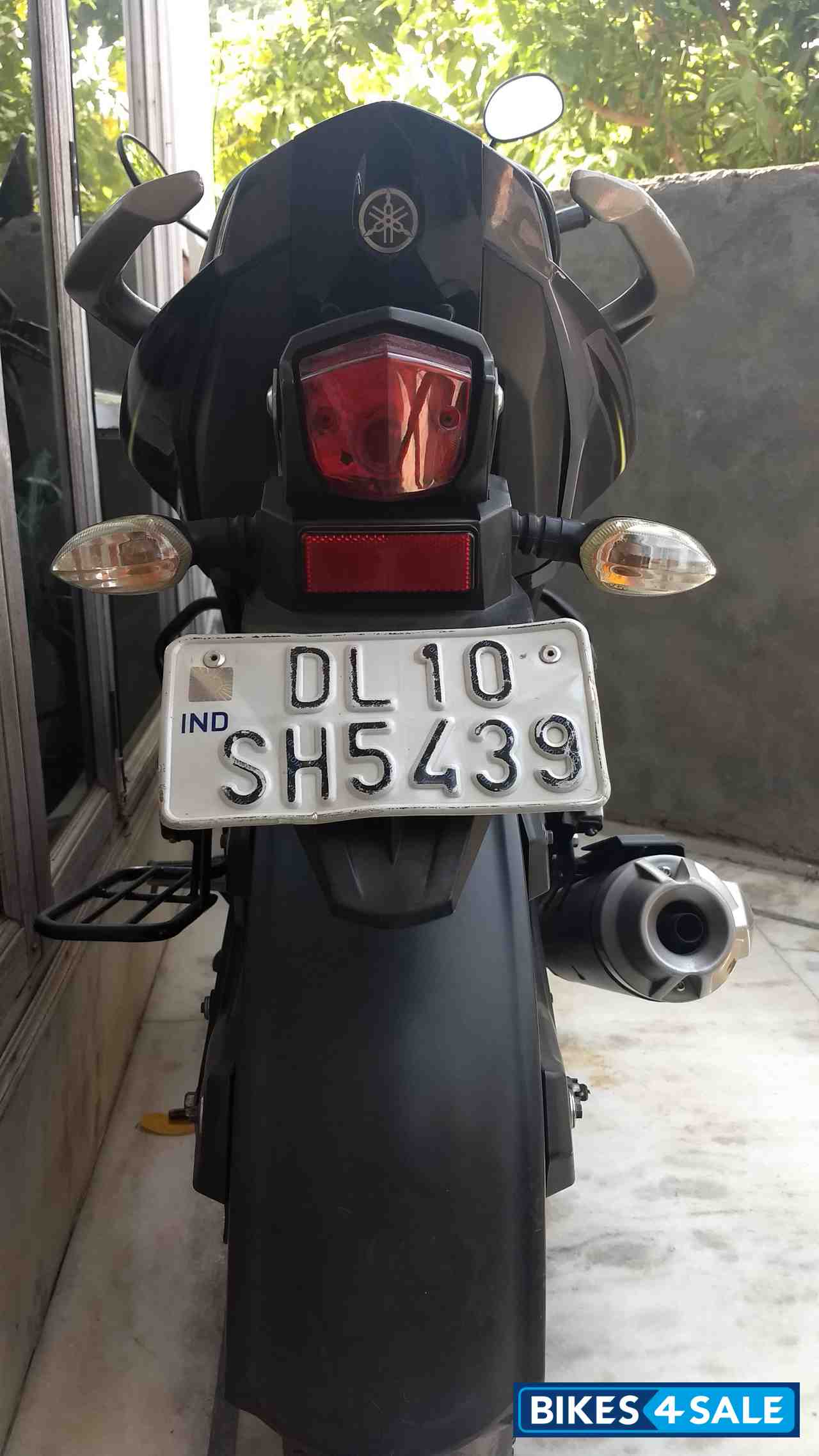 Gray Yamaha FZ1 Gray Yamaha FZ1