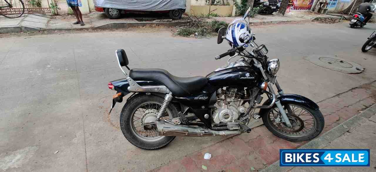 Black Bajaj Avenger 220 DTS-i