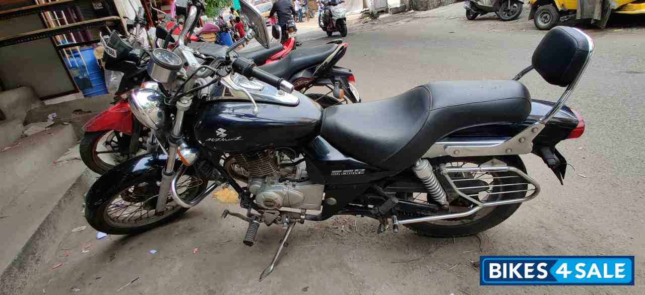 Black Bajaj Avenger 220 DTS-i