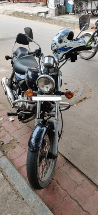 Black Bajaj Avenger 220 DTS-i