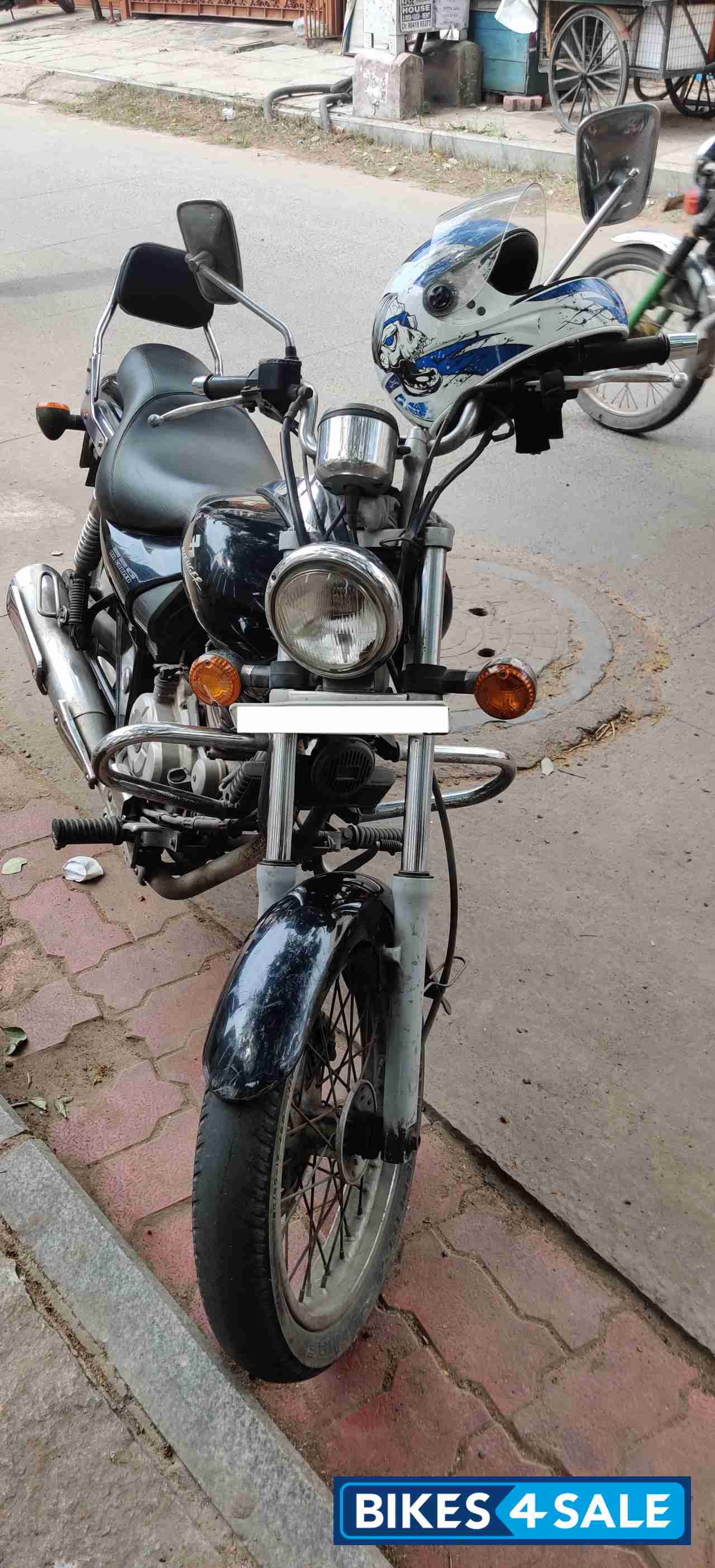 Black Bajaj Avenger 220 DTS-i