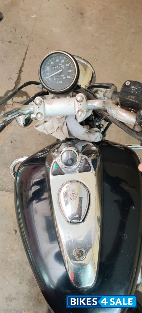 Black Bajaj Avenger 220 DTS-i