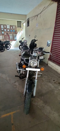 Black Bajaj Avenger 220 DTS-i