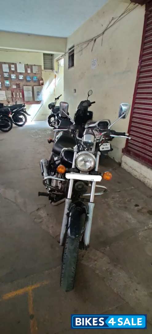 Black Bajaj Avenger 220 DTS-i