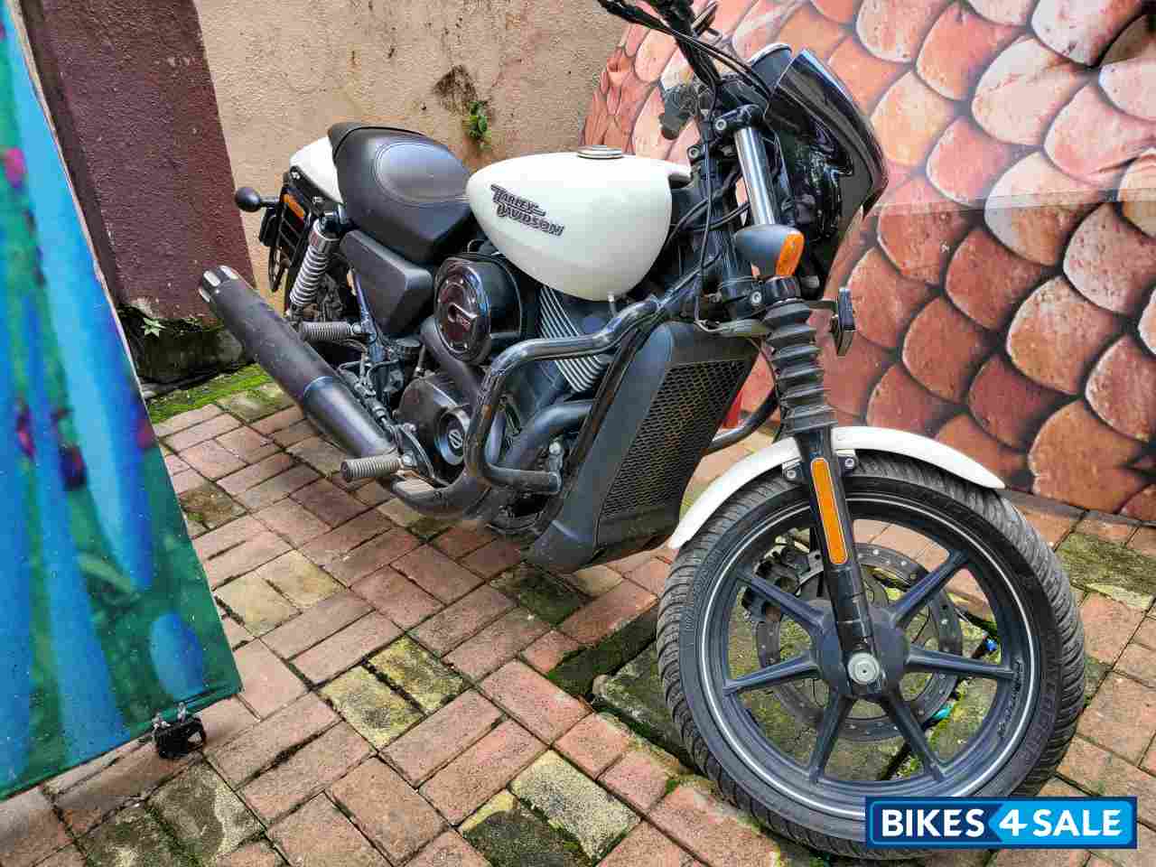 White Harley Davidson Street 750