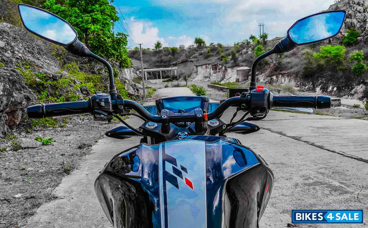 Black TVS Apache RTR 160 4V BS6