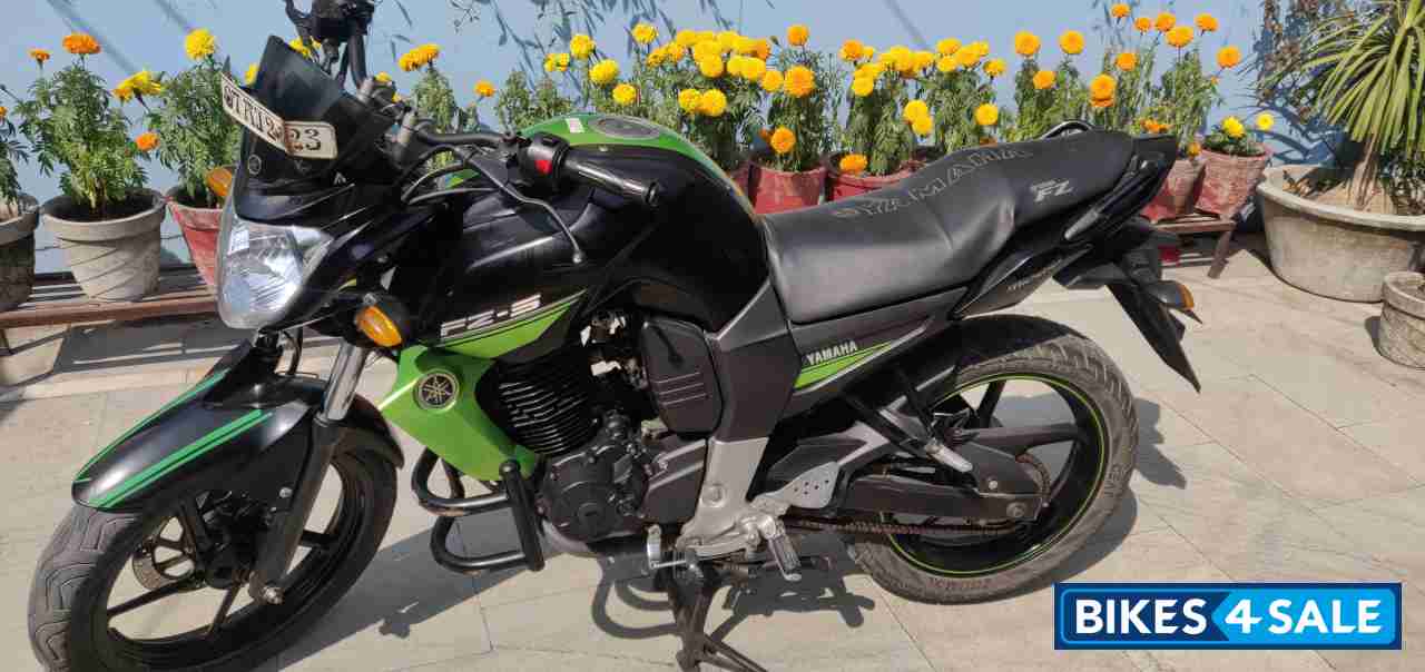 Black-green Yamaha FZ-S