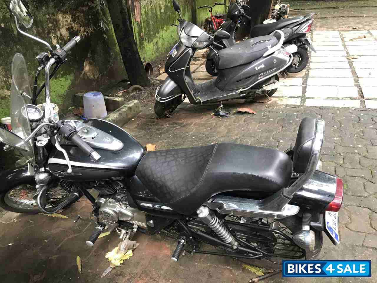 Black Bajaj Avenger 220 DTS-i