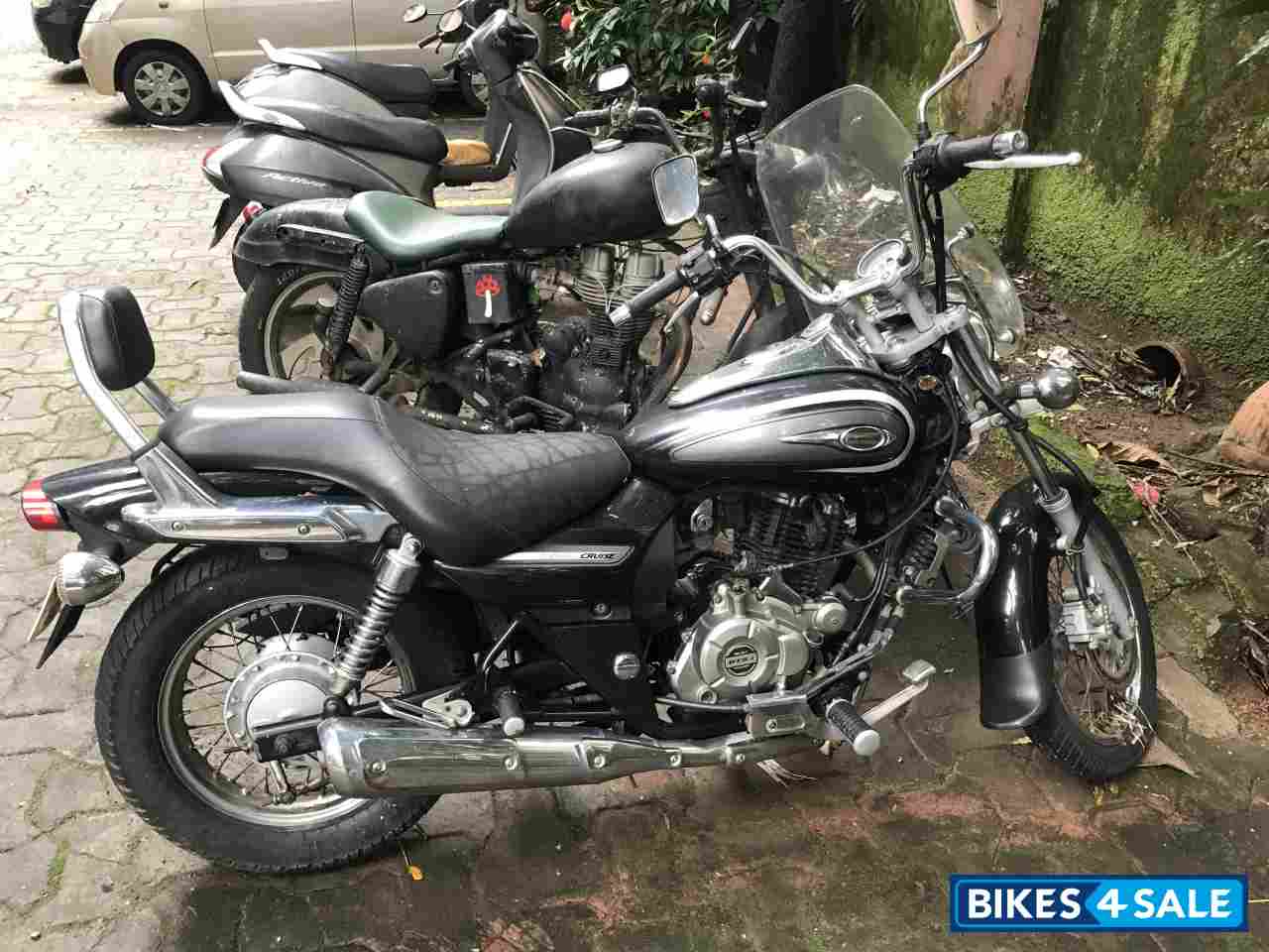 Black Bajaj Avenger 220 DTS-i