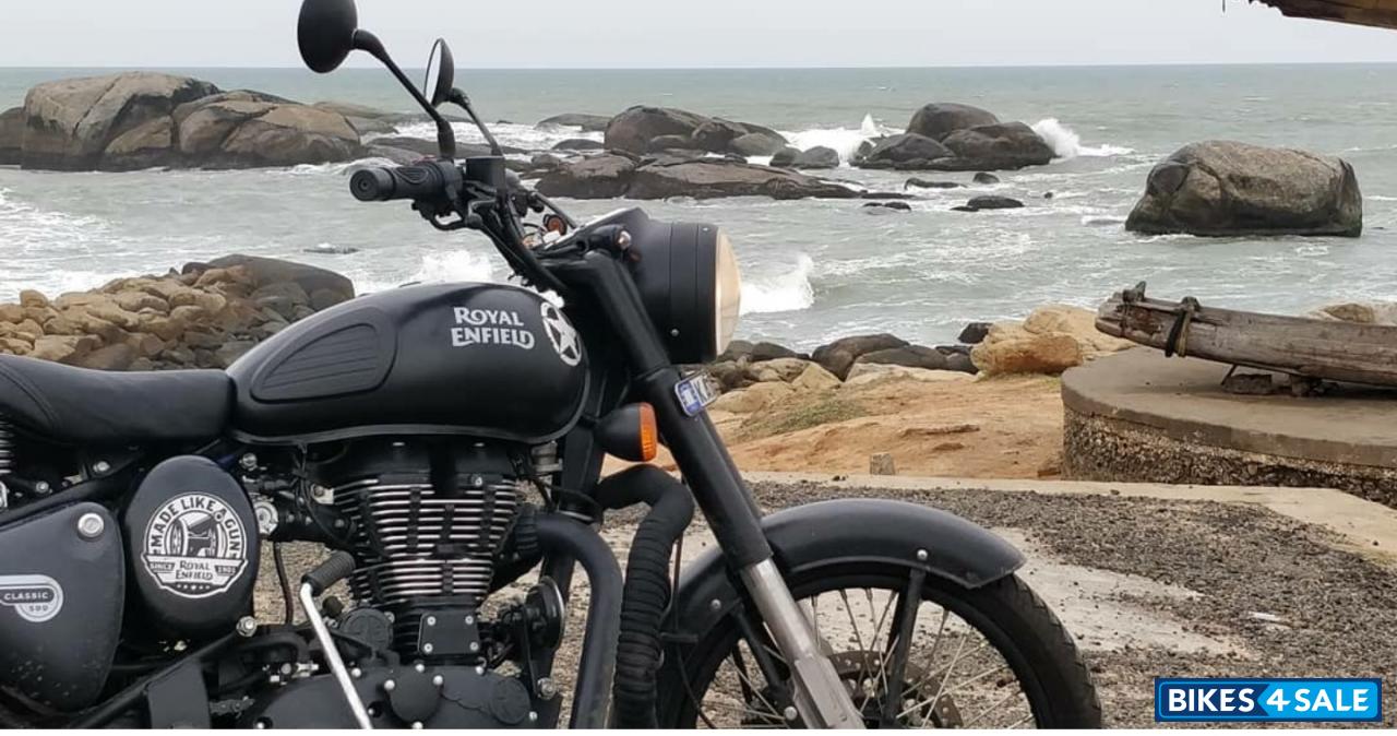 Stealth Black Royal Enfield Classic Stealth Black