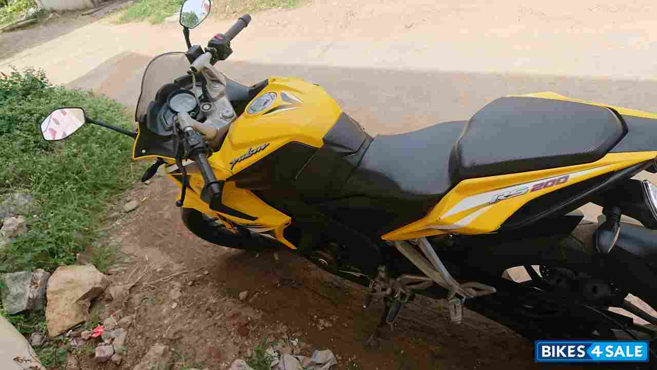 Bajaj Pulsar RS 200 ABS