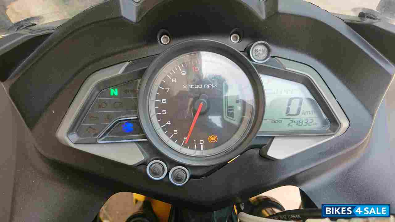 Bajaj Pulsar RS 200 ABS