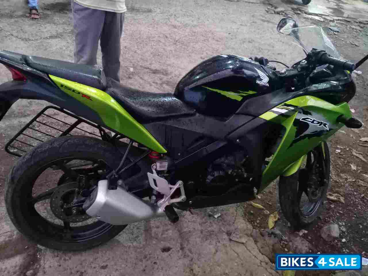 Black Green Honda CBR 150R