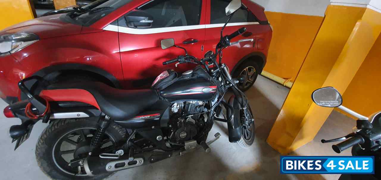 Balck Bajaj Avenger Street 220