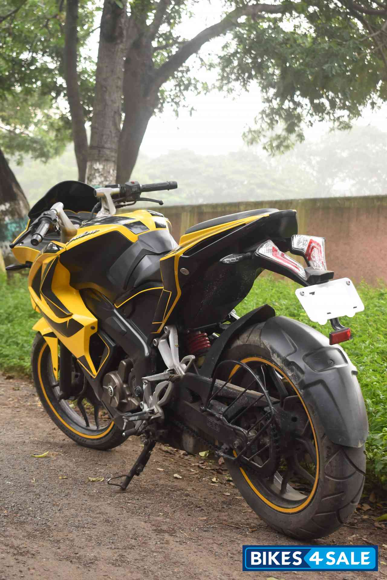 Yellow Bajaj Pulsar RS 200 Yellow Bajaj Pulsar RS 200