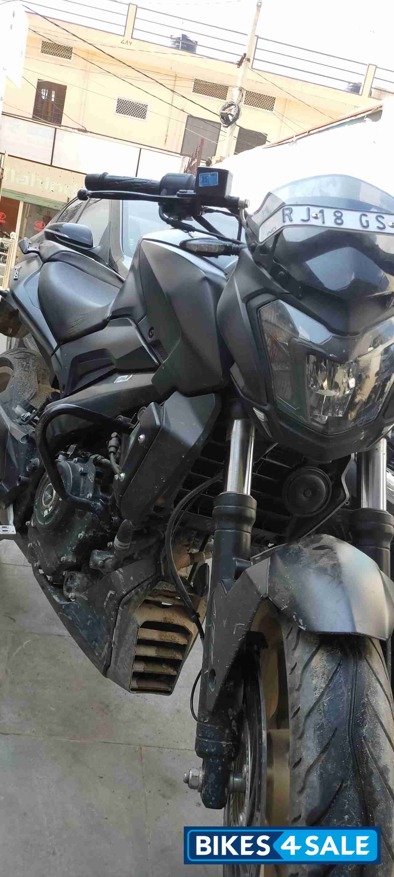 Black Bajaj Dominar 400 Disc